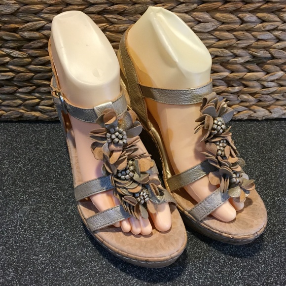 B.O.C. Cork Wedges w/ Floral Detail - Picture 10 of 14